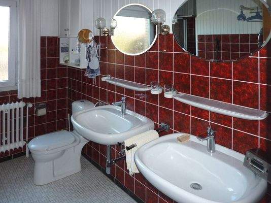 EG: Bad mit Wanne und Dusche