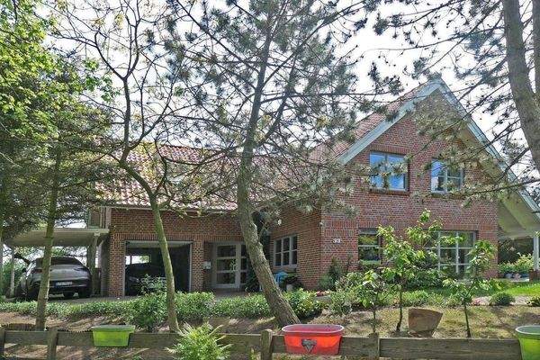 Hausansicht mit Garage und Carport