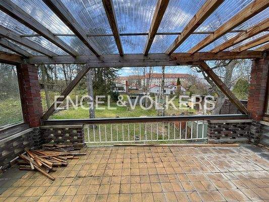 großer Balkon in Westausrichtung