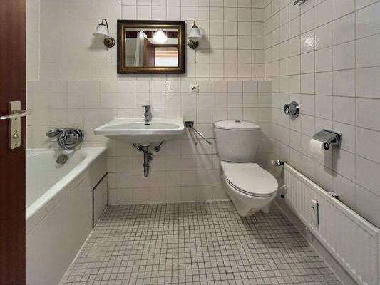 Bad mit Badewanne im 1. OG