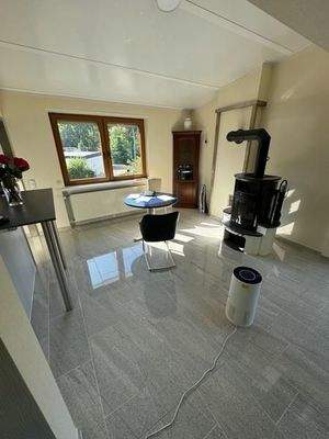 17 Eßzimmer mit Kaminofen