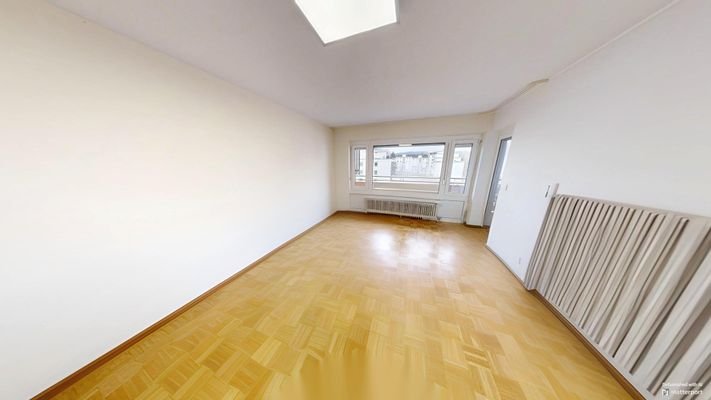 Wohnzimmer mit Balkon 