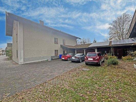 Blick auf das Haus von der Einfahrt