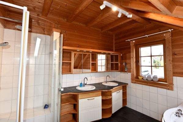 Dusche und Waschtisch