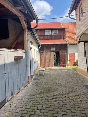 Blick vom Tor in den Hof/zur_Scheune