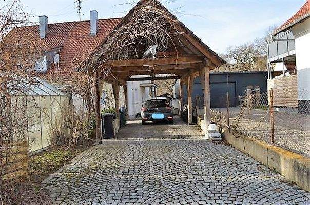 Hofeinfahrt mit Carport_LI.jpg