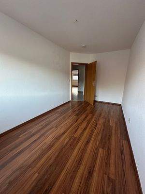 Leerer Raum mit Holzboden