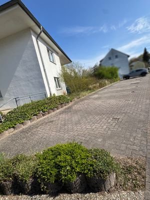 Stellplätze vor dem Haus