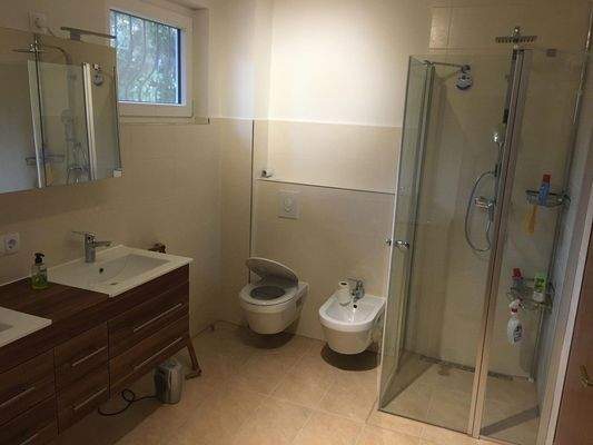 Bad mit ebenerdiger Dusche