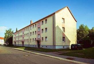 Gebäudeansicht - Eingangsbereich