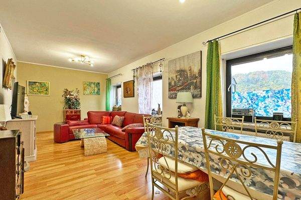 großes Wohn- und Esszimmer