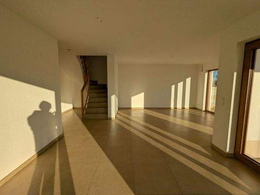 Großer, lichtdurchfluteter Wohnraum