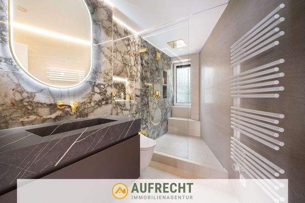 luxuriöses Tageslicht-Badezimmer