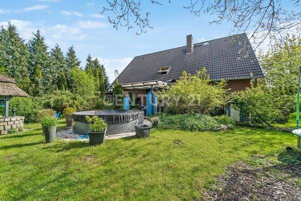 Rückansicht mit Brunnen (funktionstüchtig)