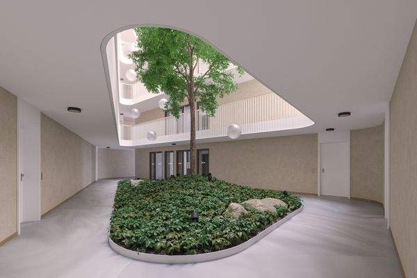 Eingangsfoyer mit Baum