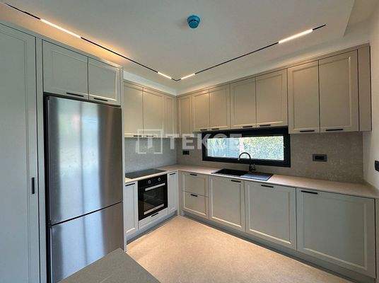 Semi-detached Villa with a Pool Near the Sea in İzmir