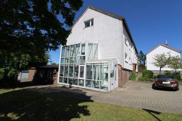 Verglaster seitlicher  Anbau - Eingangsbereich zu den Gewerbeeinheiten