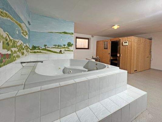 Whirlpool im Wellnessbereich 