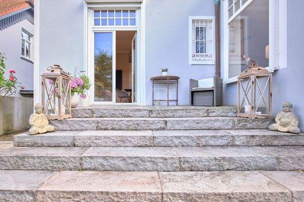 Austritt aus Naturstein zur Terrasse