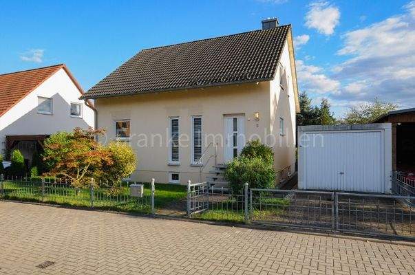 Hausansicht Straßenseite mit Garage