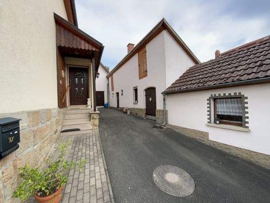 Hof mit Garage und Wirtschaftsgebäude