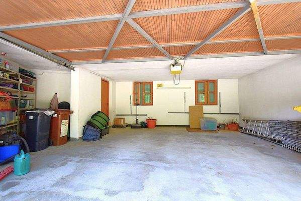 Garage mit Elektroantrieb und Fernsender 