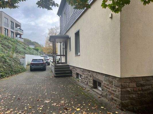 Parkplätze und Eingang