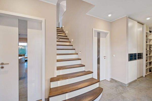 Entrée mit Treppenaufgang