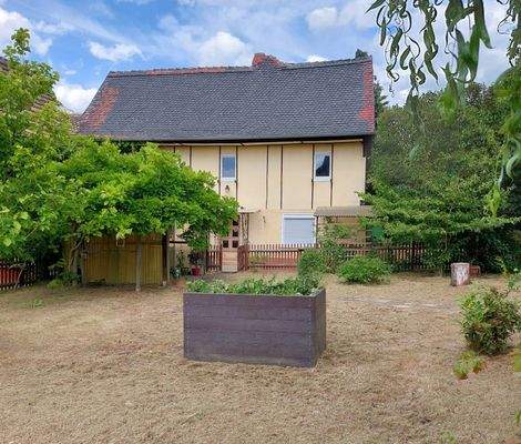 Vorderansicht Haus mit Vorgarten