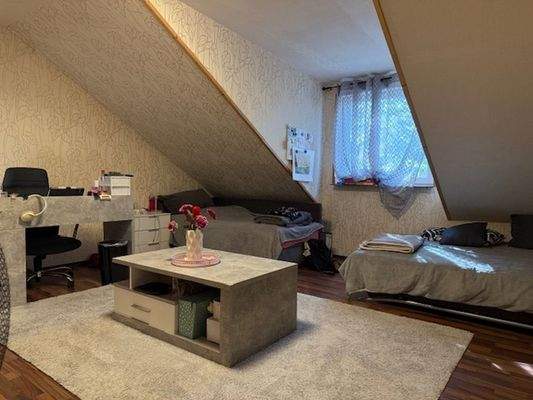 1 von 4 Zimmern im OG