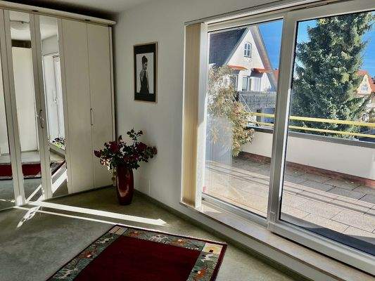 1. Schlafzimmer mit Schrankwand und Balkon-/Terrasse