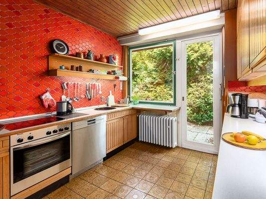 Küche mit Zugang zum Kräutergarten