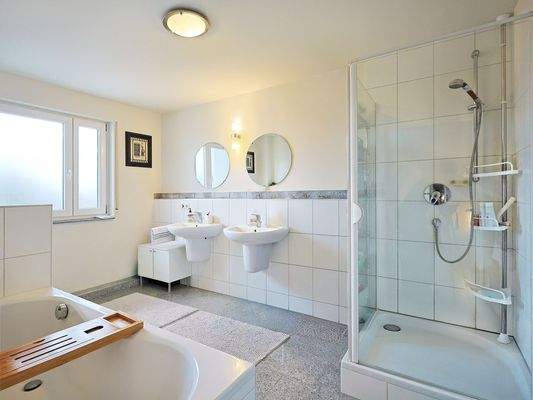Helles, geräumiges Bad mit Dusche und Badewanne