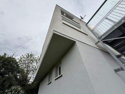 Links Sicht zum Garten, Rechts Seitenansicht Haus