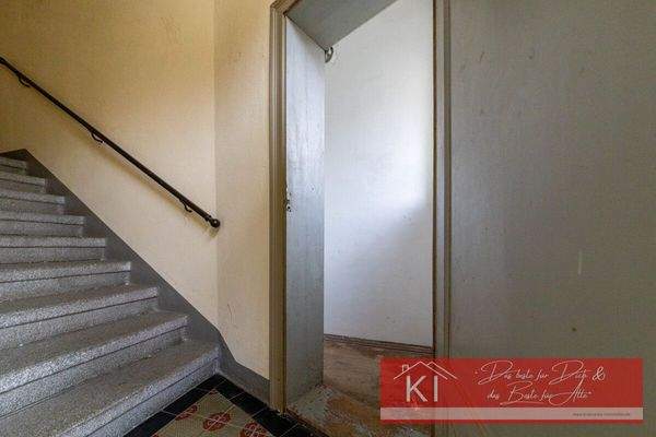 Kleiner Abstellraum im Hausflur