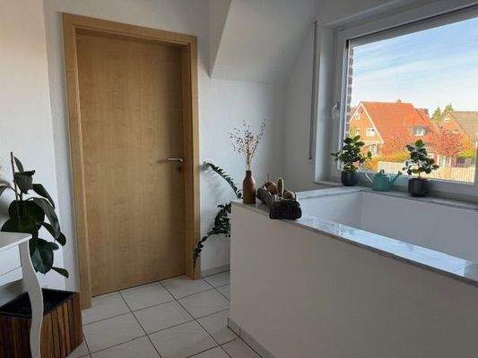 mit großen Fensterflächen