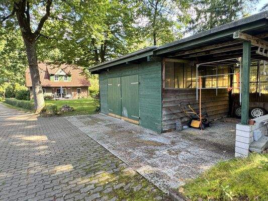 Holzgarage mit Carport