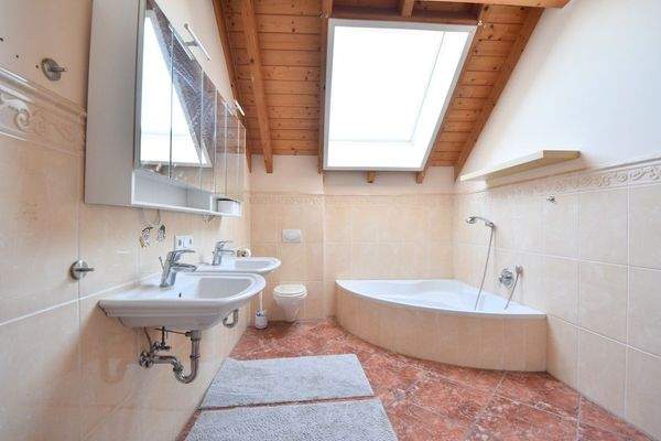 Bad mit Dusche und Wanne