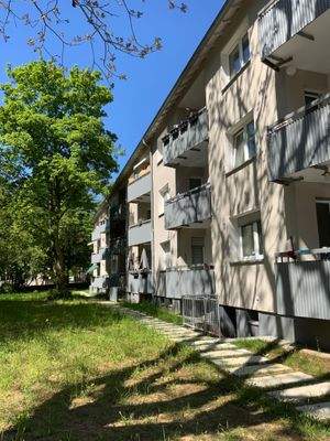 Außenansicht hinten mit Fassade, Balkonen, Fenstern und Begrünung