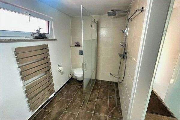 neuwertiges zweites Bad mit Dusche
