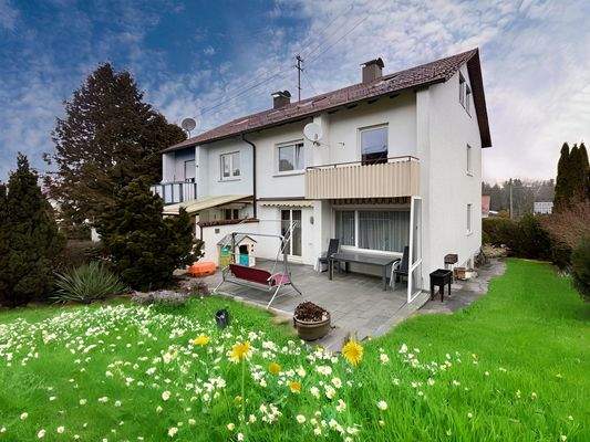 Gebäudeansicht mit Garten