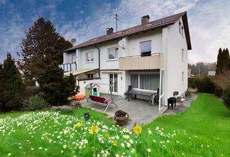 Gebäudeansicht mit Garten