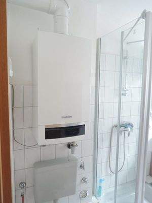 Neuwertige Gastherme im Bad