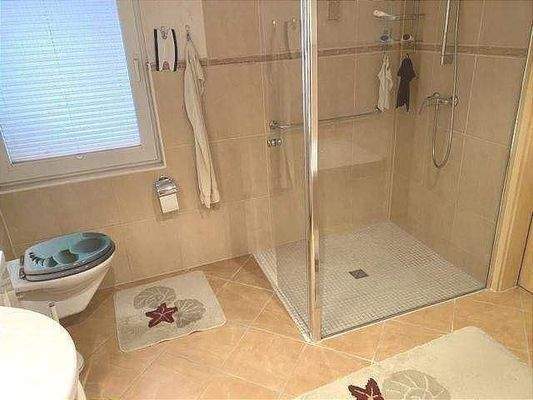 Bad mit Wanne und Dusche