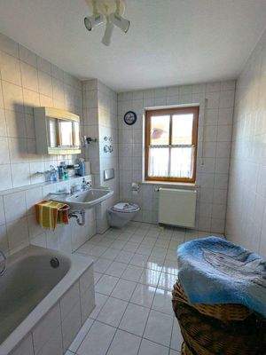 Bad mit Wanne, Waschbecken, Toilette und Fenster