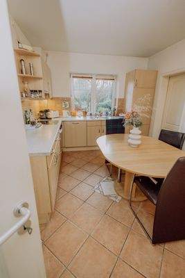 Küche mit Esstisch