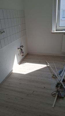 Leere Küche mit Fenster