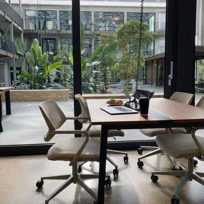 Ein heller, moderner Besprechungstisch mit ergonomischen Stühlen