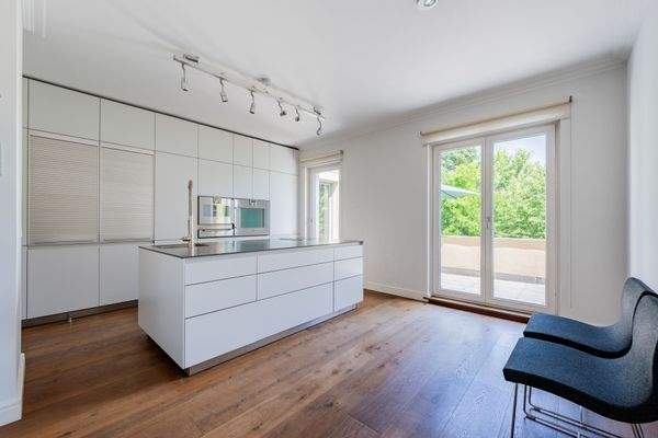 Designküche mit Zugang zur Sonnenterrasse