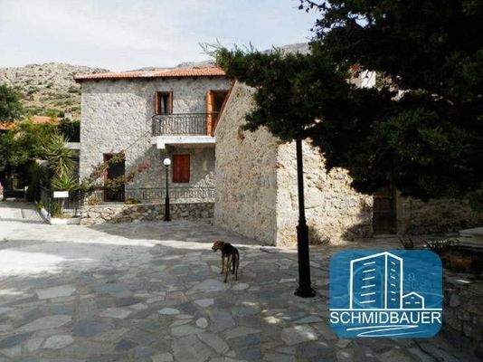 Südkreta, Agia Paraskevi: Zweistöckiges traditionelles Steinhaus zu verkaufen